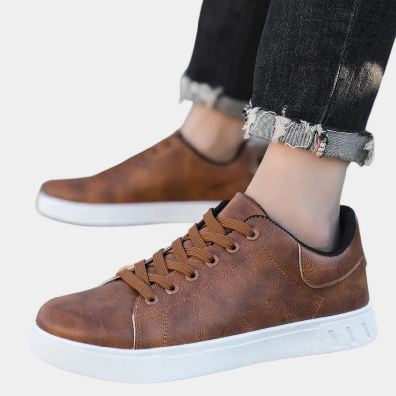 Braune Herrensneaker aus Leder, lässig, mit weißer Sohle, ideal für Freizeitmode.