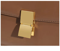 Braune Ledertasche mit goldener Metallschnalle, elegante Damenhandtasche, modisches Accessoire.