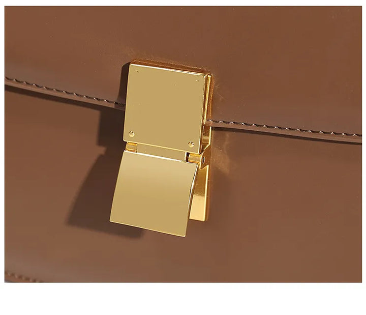 Braune Ledertasche mit goldener Metallschnalle, elegante Damenhandtasche, modisches Accessoire.