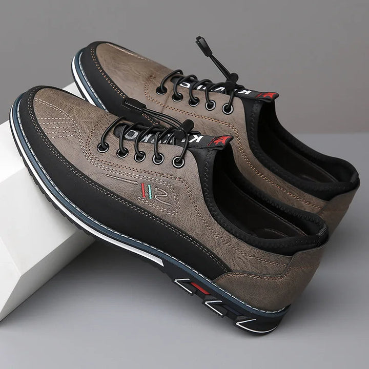 Braune Herrenschuhe aus Leder mit schwarzer Sohle, sportlich-elegantes Design, Schnürung.