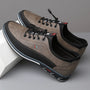 Braune Herrenschuhe aus Leder mit schwarzer Sohle, sportlich-elegantes Design, Schnürung.