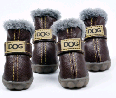Braune Hundeschuhe aus Leder mit Fellfutter und "DOG"-Label, rutschfeste Sohle.