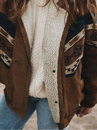 Damenjacke braun mit Ethno-Muster, Teddyfutter, Wintermode, lässig, warm, modisch.