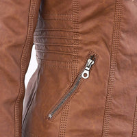 Braune Lederjacke mit Reißverschluss, modisch, hochwertig, Detailansicht, stilvoll.