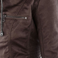 Braune Lederjacke mit Reißverschluss, Detailansicht, hochwertige Mode, stilvoll und modern.
