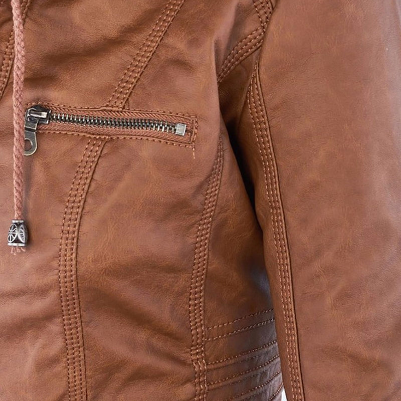 Braune Lederjacke mit Reißverschluss, Detailansicht, modisch, hochwertig, Herrenbekleidung.
