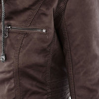 Braune Lederjacke mit Reißverschluss, Detailansicht, hochwertige Mode, stilvoll und robust.