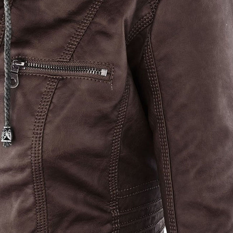 Braune Lederjacke mit Reißverschluss, Detailansicht, hochwertige Mode, stilvoll und robust.