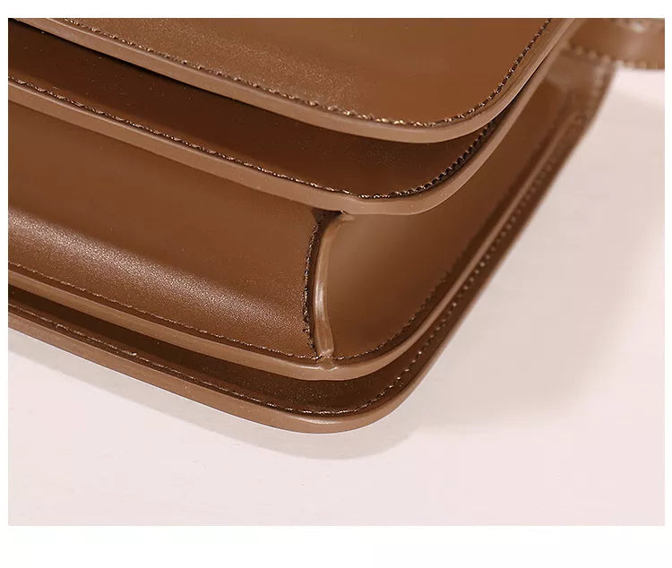 Braune Ledertasche, Nahaufnahme, elegante Handtasche, hochwertiges Material, modisches Accessoire.