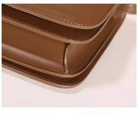 Braune Ledertasche, Nahaufnahme, elegante Handtasche, hochwertiges Material, modisches Accessoire.