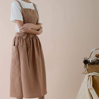 Damen Schürze Braun Baumwolle, Küchenschürze mit Tasche, stilvoll und funktional.