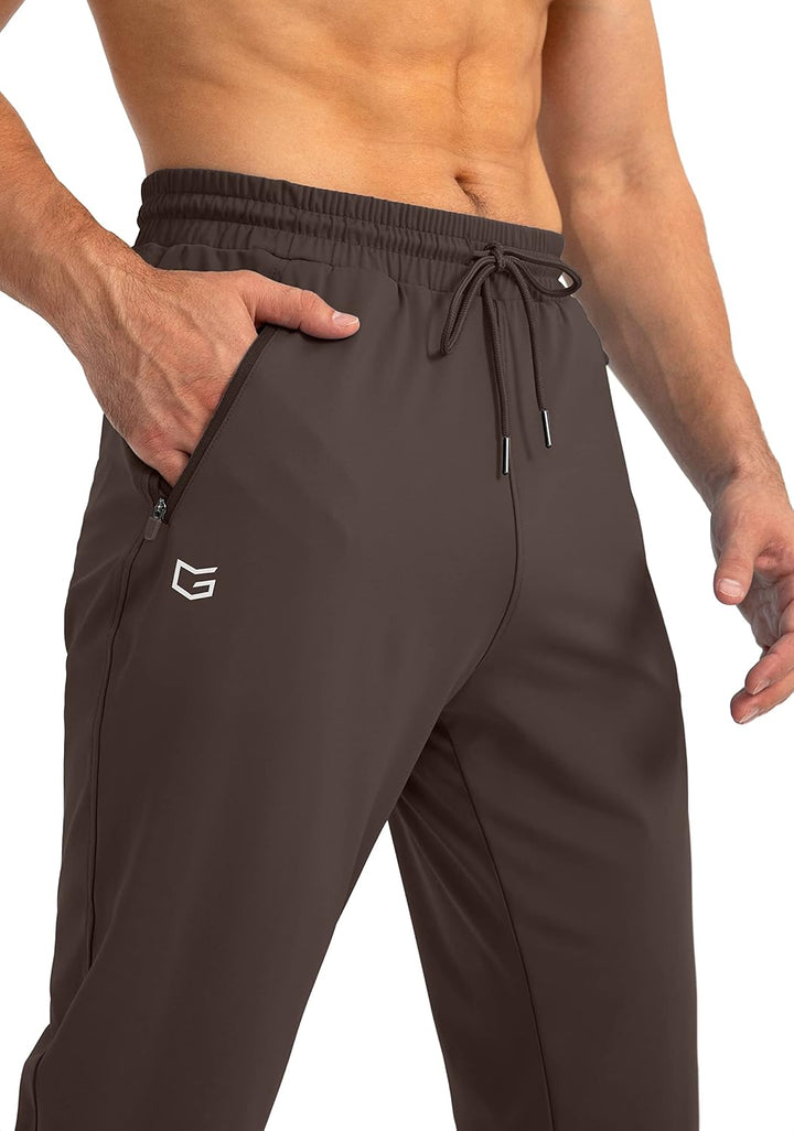 Herren Jogginghose, braun, elastisch, mit Kordelzug, seitliche Taschen, Sportbekleidung.