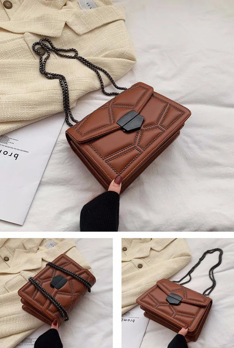 Braune Lederhandtasche mit Kettengurt auf beigem Stoff, stilvoll und elegant.