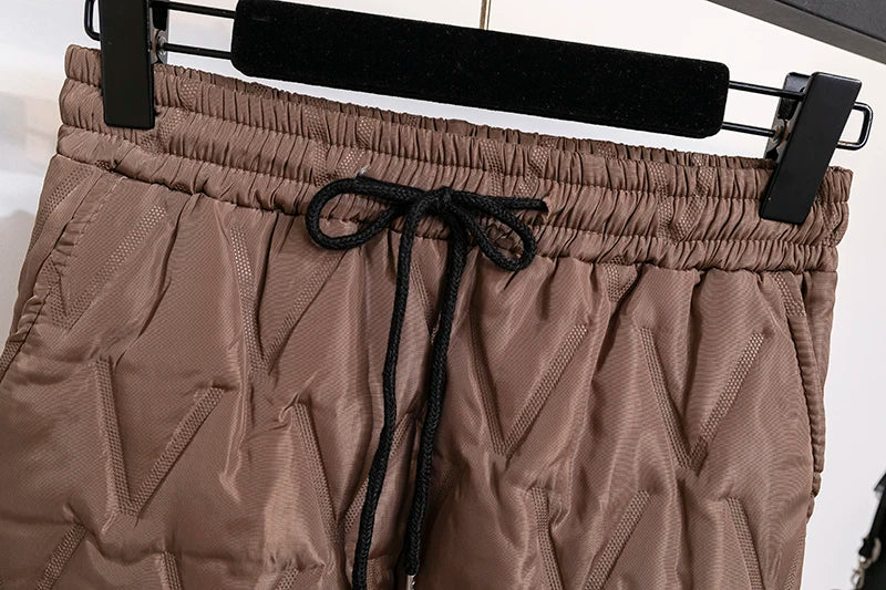 Braune Stepphose mit Kordelzug, Herrenmode, bequeme Freizeitkleidung, stilvoll und modern.