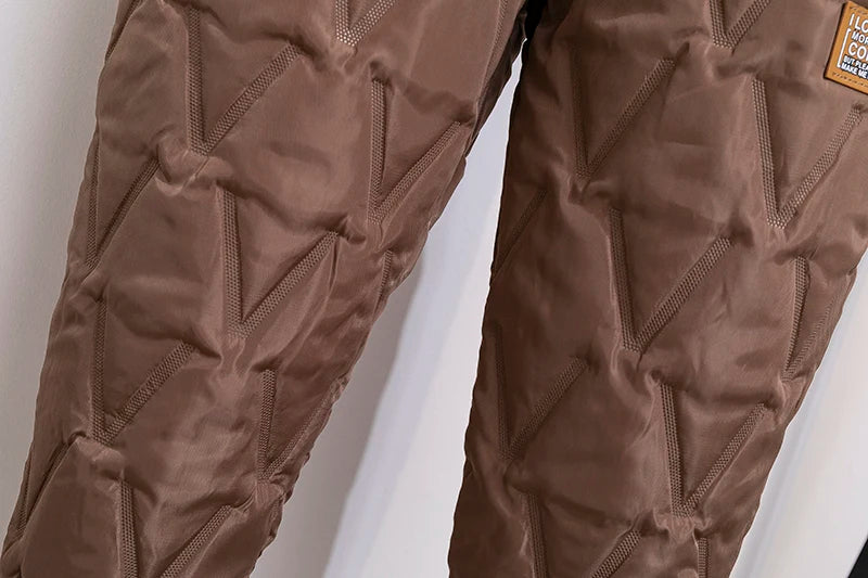 Braune, gesteppte Thermohose aus Nylon für Outdoor-Aktivitäten, isoliert, wasserabweisend.