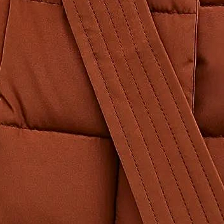 Braune gesteppte Tasche aus Stoff mit Träger, modisches Accessoire, Detailansicht.