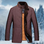 Braune Herrenjacke, gesteppte Winterjacke, warm, elegant, mit Knöpfen, modisch, Outdoor-Bekleidung.