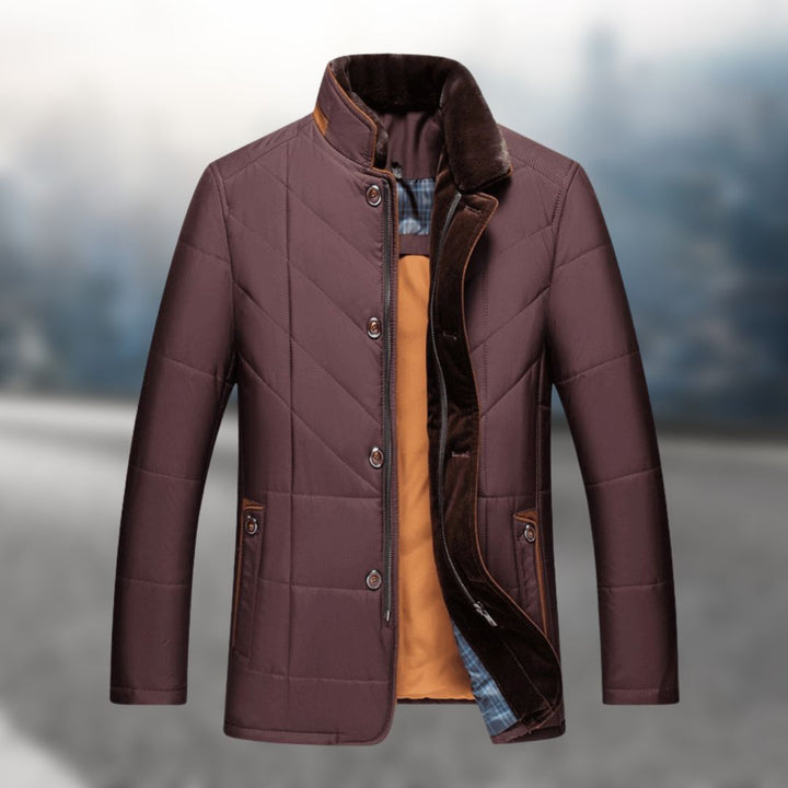 Braune Herren-Winterjacke, gesteppt, mit Stehkragen und Knopfleiste, warm gefüttert.