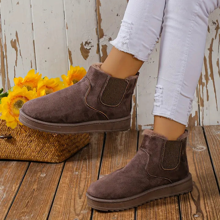 Damen Stiefeletten braun Wildleder, elastische Einsätze, Herbstmode, rustikaler Hintergrund