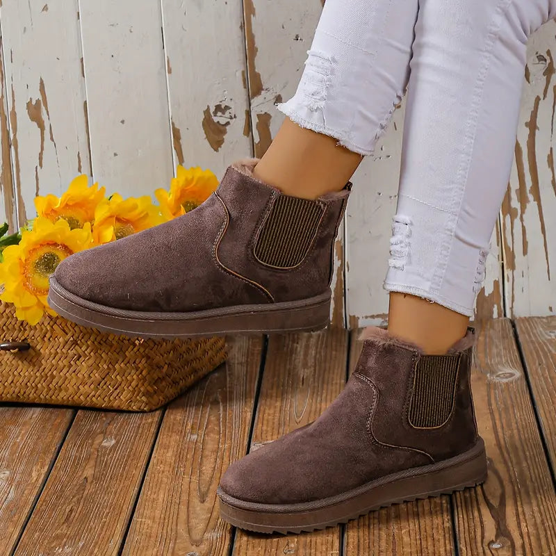 Damen Stiefeletten braun Wildleder, elastische Einsätze, Herbstmode, rustikaler Hintergrund
