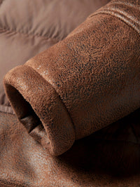 Braune Lederjacke Ärmel Detailansicht, Vintage-Look, hochwertige Textur, modisch, robust.