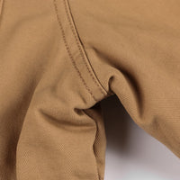 Brauner Baumwollstoff, Nahaufnahme, strapazierfähig, Textilstruktur, Nähte, Bekleidungsdesign.