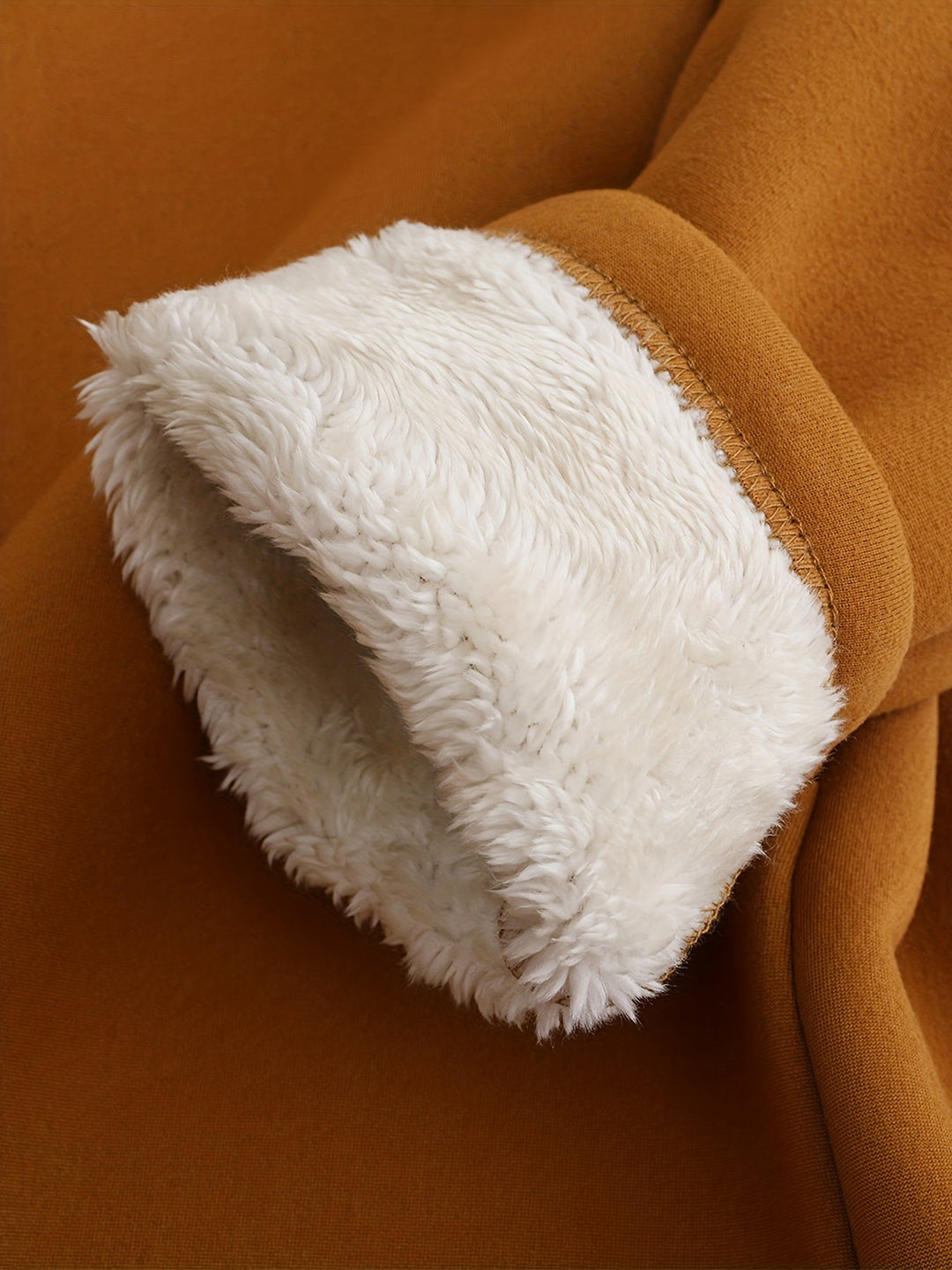 Brauner Fleece-Pullover mit weißem Kunstfellfutter, warm, gemütlich, Wintermode.