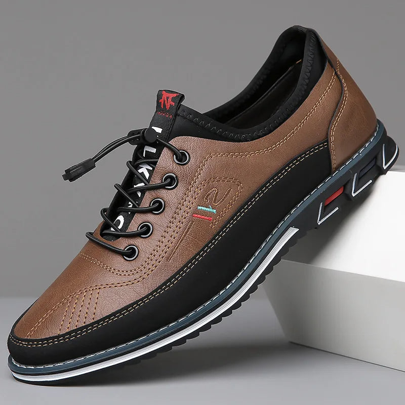 Brauner Herrenschuh aus Leder mit schwarzer Sohle, sportlich-elegantes Design, Schnürsenkel.