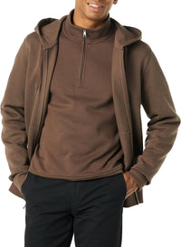 Mann in brauner Kapuzenjacke und Pullover, Freizeitmode, Herrenbekleidung, Herbstoutfit.