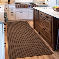 Brauner Küchenläufer Teppich, gestreift, auf Holzboden, moderne Küche, langlebig, rutschfest.