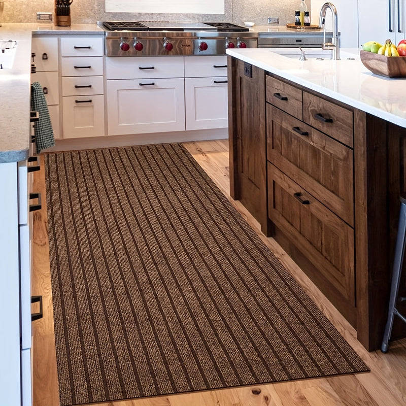 Brauner Küchenläufer Teppich, gestreift, auf Holzboden, moderne Küche, langlebig, rutschfest.