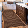 Brauner Küchenläufer Teppich, gestreift, auf Holzboden, moderne Küche, langlebig, rutschfest.