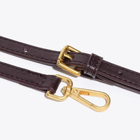 Dunkelbrauner Ledergürtel mit goldener Schnalle und Karabinerhaken, modisches Accessoire.