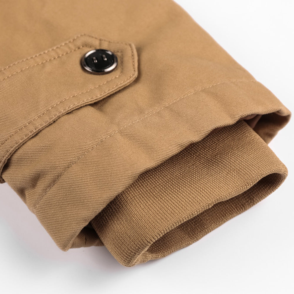 Braune Jacke aus Baumwolle, Detailansicht Ärmel mit Knopf, modisch, Herbstbekleidung.