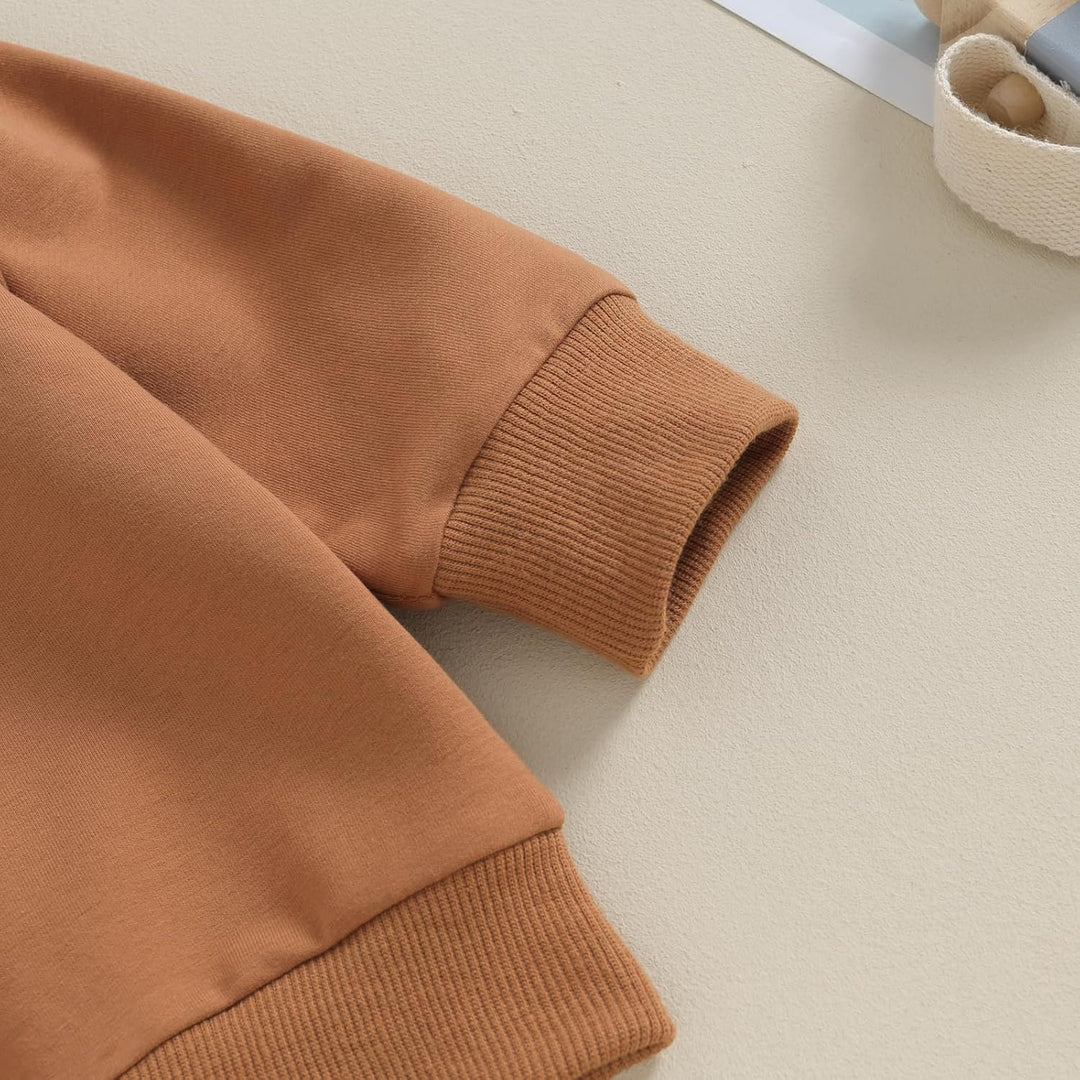 Brauner Pulloverärmel aus Baumwolle, Rippbündchen, modisch, bequem, Herbstmode.