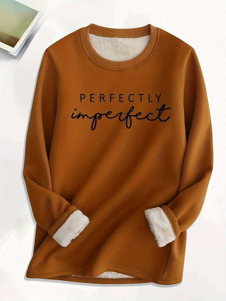 Brauner Damenpullover mit Aufschrift "Perfectly Imperfect", weiches Futter, lässiger Stil.