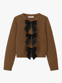 Brauner Strickpullover mit schwarzen Schleifen, Damenmode, Herbstkollektion, elegantes Design.