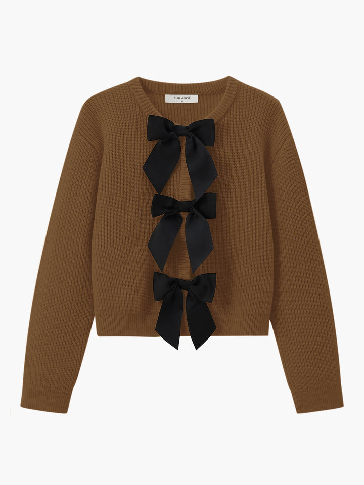 Brauner Strickpullover mit schwarzen Schleifen, Damenmode, Herbstkollektion, elegantes Design.