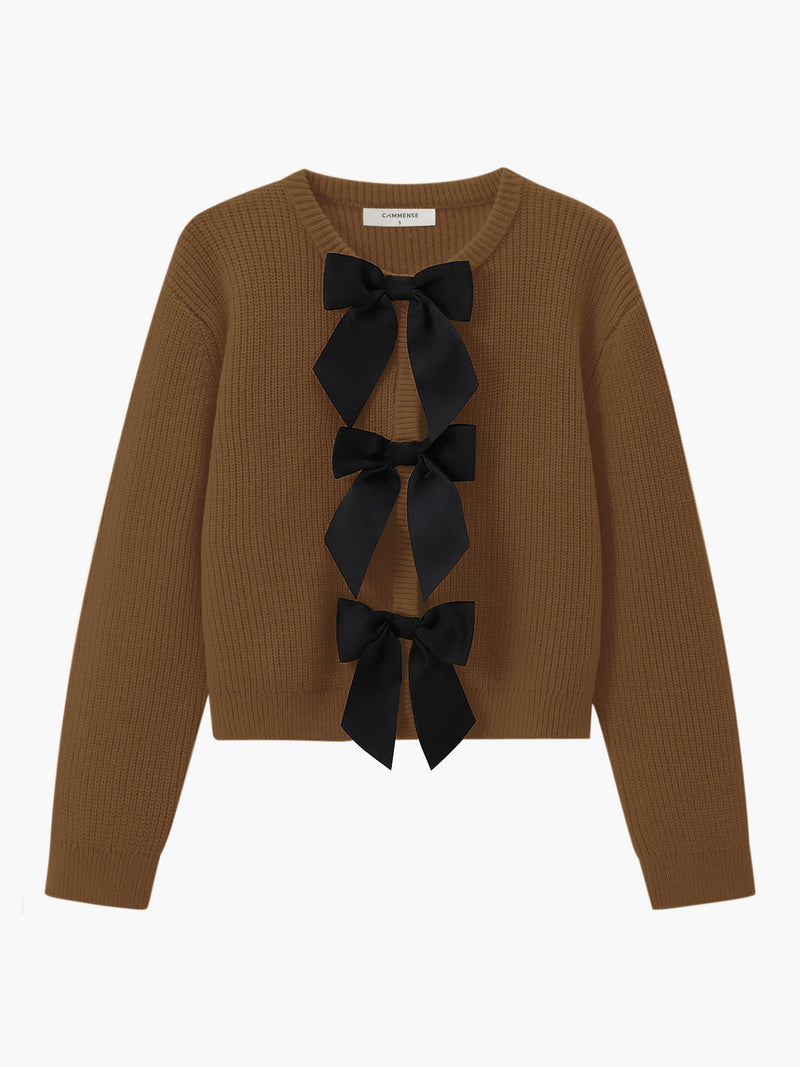 Brauner Strickpullover mit schwarzen Schleifen, Damenmode, Herbstkollektion, elegantes Design.