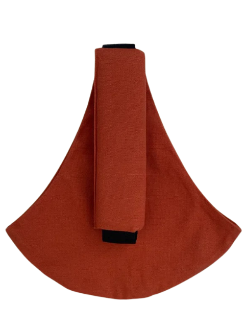 Roter Stoffbeutel mit schwarzem Griff, modernes Design, umweltfreundlich, wiederverwendbar.