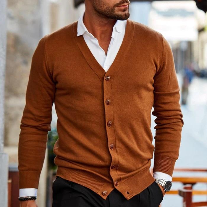 Mann in braunem Cardigan und weißem Hemd, eleganter Herrenmode-Look, Stadtumgebung.