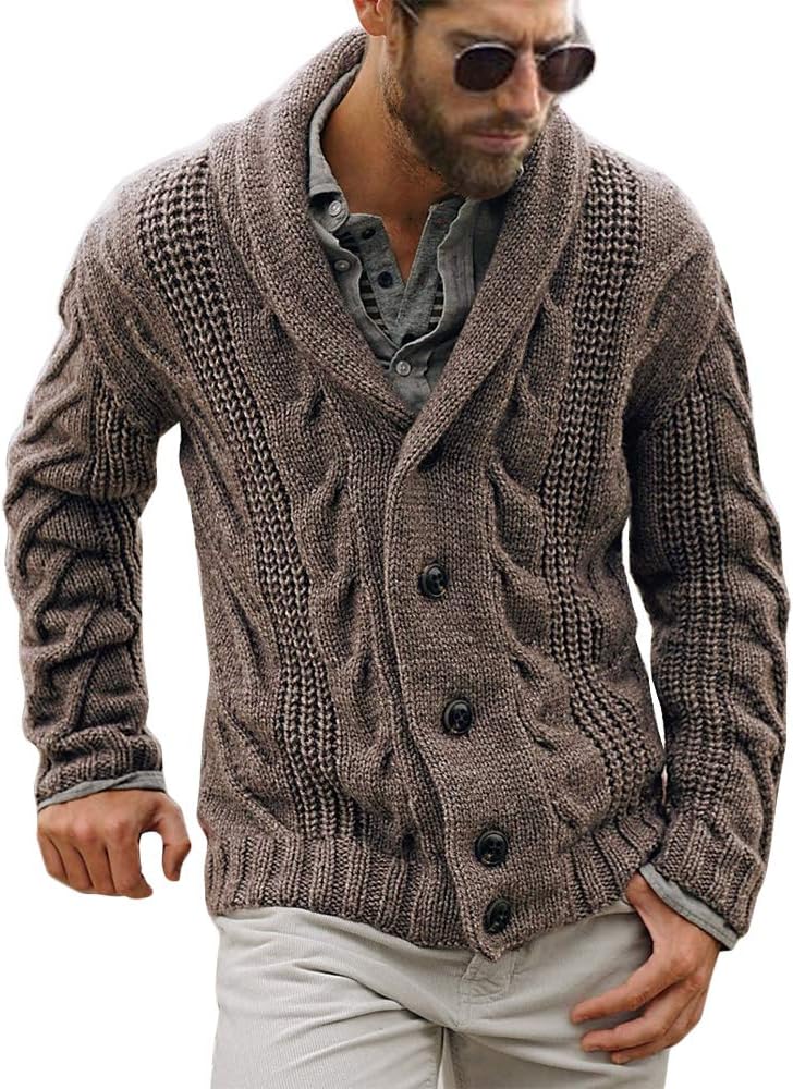 Mann in brauner Strickjacke mit Schalkragen und Knöpfen, lässiger Herbst-Winter-Look.