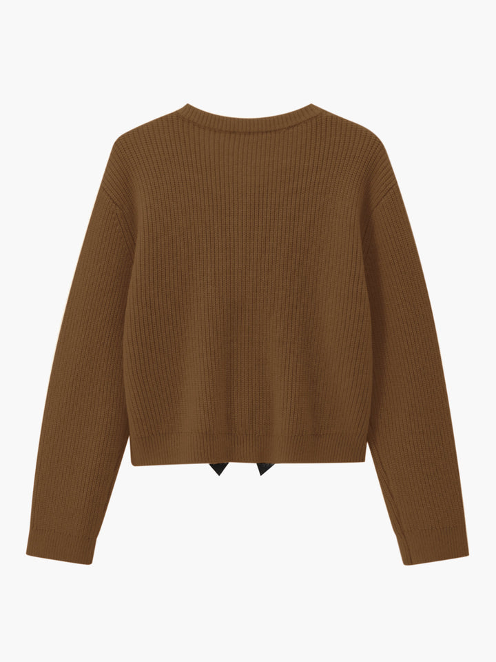 Brauner Strickpullover Damen, Rückansicht, Langarm, Herbstmode, Baumwolle, lässiger Stil.