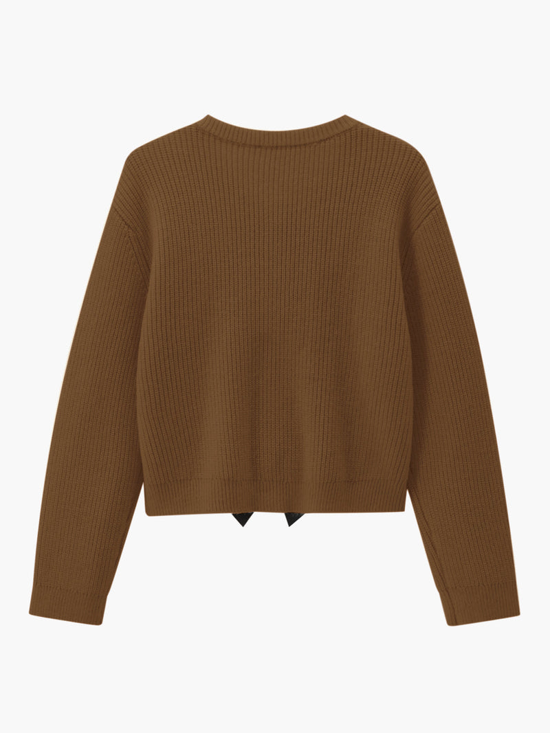 Brauner Strickpullover Damen, Rückansicht, Langarm, Herbstmode, Baumwolle, lässiger Stil.