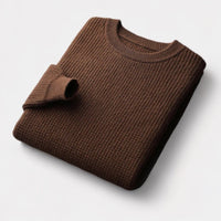 Brauner Strickpullover aus Wolle, gefaltet, modisch, warm, Herbstmode, Herrenbekleidung.
