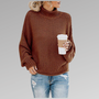 Frau in braunem Strickpullover mit Kaffeebecher, lässige Mode, Herbstoutfit, Jeans.