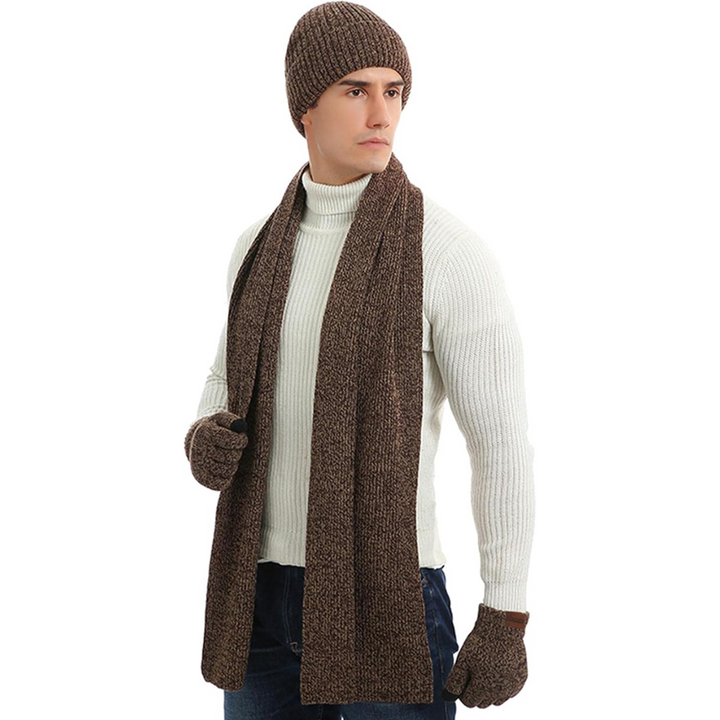Mann mit braunem Strickschal, Mütze und Handschuhen, weißer Pullover, Wintermode.