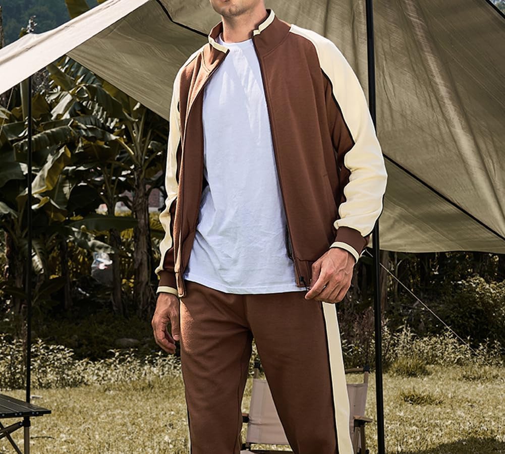 Mann im braunen Trainingsanzug mit cremefarbenen Streifen, Outdoor, Zelt im Hintergrund.