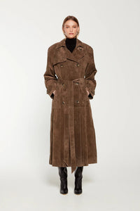 Brauner Wildleder-Trenchcoat für Damen, doppelreihig, Herbstmode, eleganter Mantel.