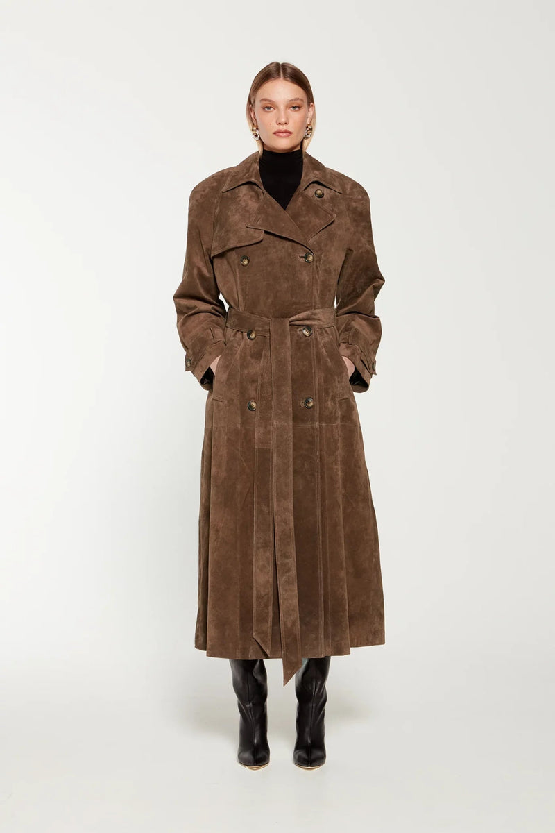 Brauner Wildleder-Trenchcoat für Damen, doppelreihig, Herbstmode, eleganter Mantel.